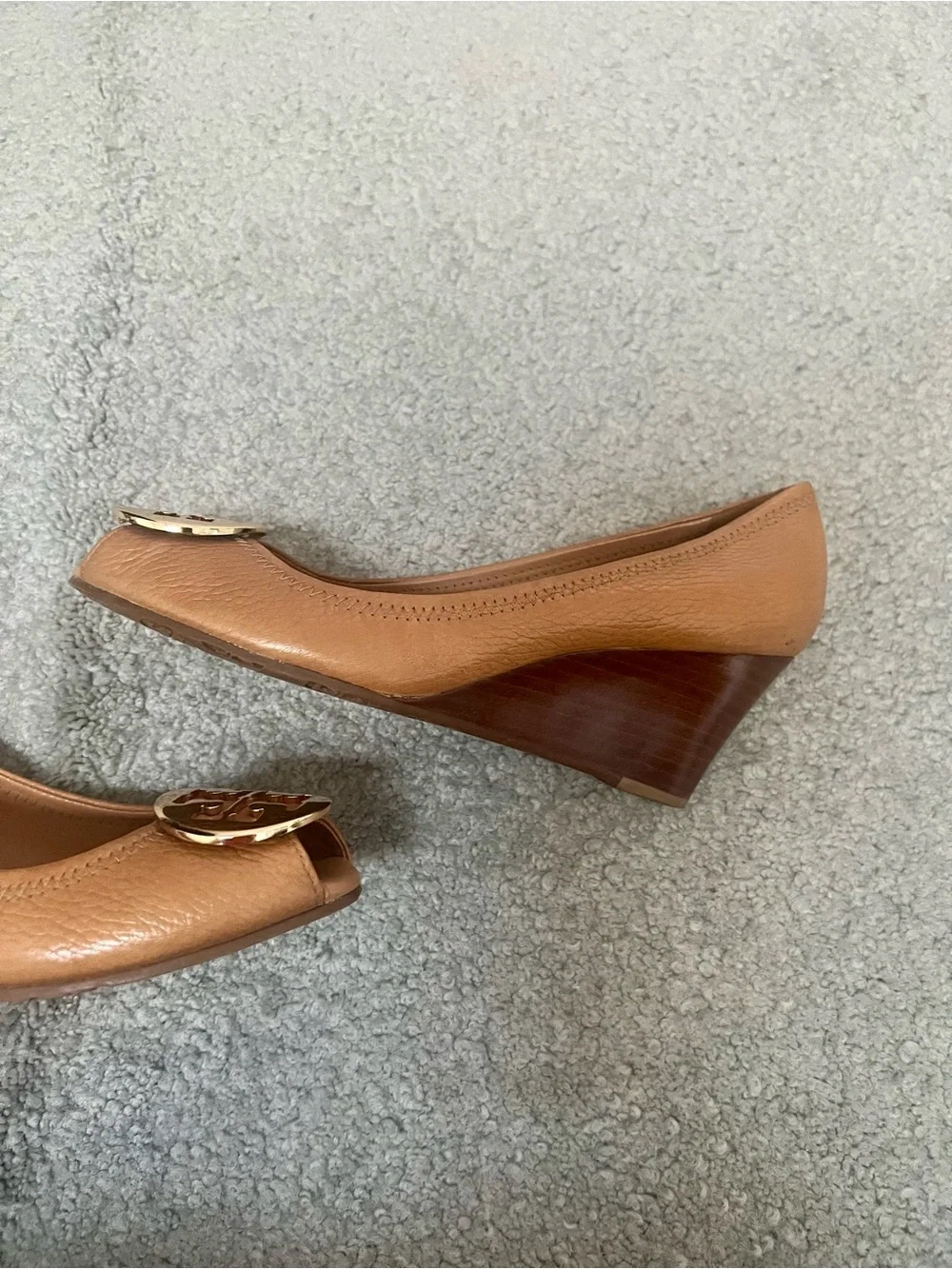 Tory Burch Sally Wedge - Tan Pebbled Leather Gold Logo Medallion- 8M